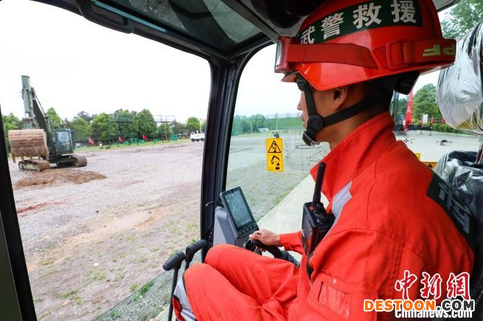 工兵分队在进行“遥控挖掘机操作”课目比拼。 瞿宏伦 摄
