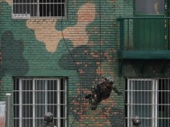 防化分队在进行“喷火战斗行动”课目比拼。 瞿宏伦 摄