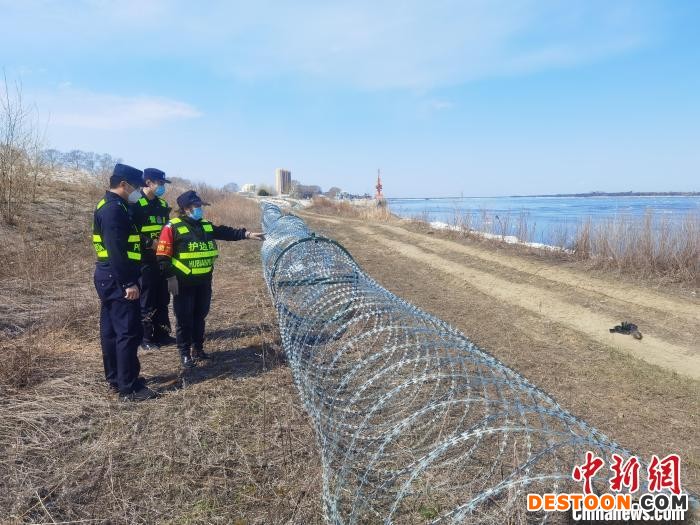 民警远距离观察炮弹。 王伟家 摄