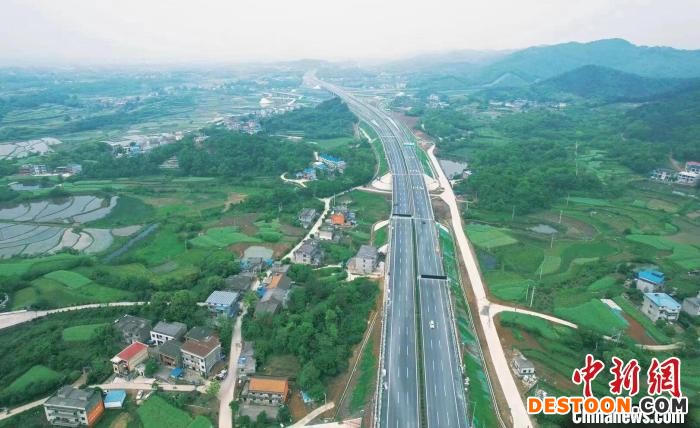 湖北鄂州机场高速公路通车(无人机拍摄) 高雅 摄