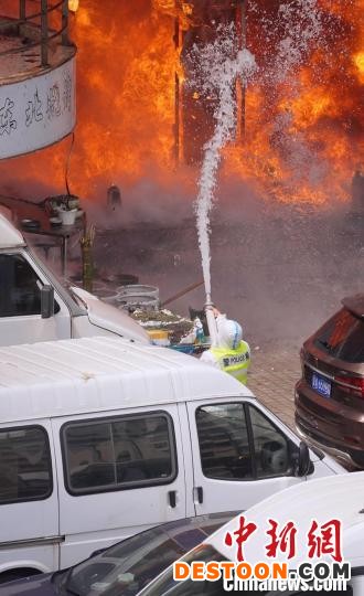 面对扑面而来的浓烟和烈火，周善振没有任何犹豫，他拿起水枪第一时间控制火情。 上海宝山警方供图