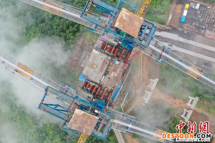 航拍工人们在桐梓河特大桥4号主塔施工。 瞿宏伦 摄