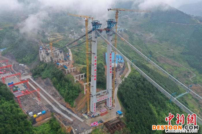 航拍桐梓河特大桥桐梓岸施工现场。 瞿宏伦 摄