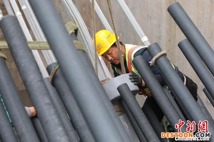 工人在进行索股入锚施工。 瞿宏伦 摄