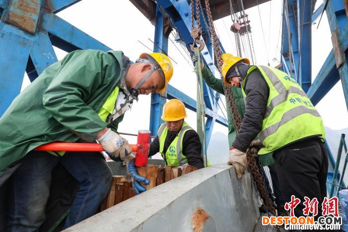工人们在进行索股入鞍施工。 瞿宏伦 摄