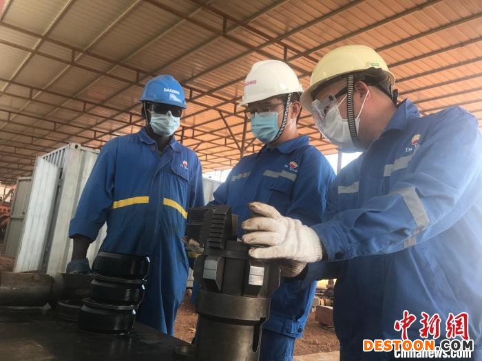 大庆油田钻探南苏丹37区固井项目员工进行维修施工。 余虹娜 摄