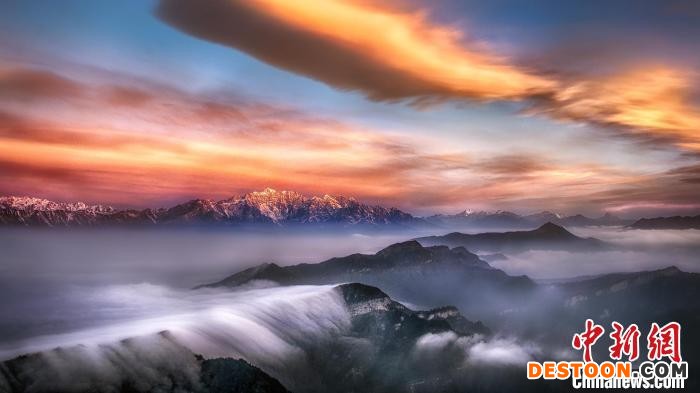 牛背山霞光。 文友琪 摄