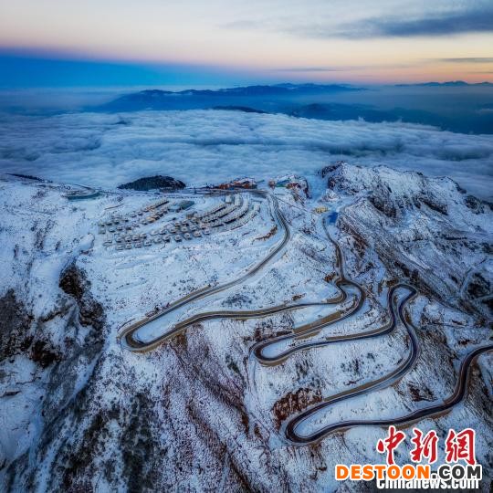雪后的牛背山山顶和崎岖的公路。 李凯 摄