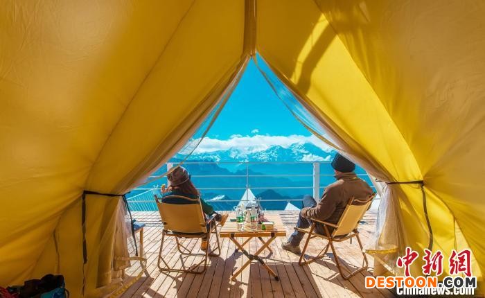 牛背山顶坐看云卷云舒 严冰 摄