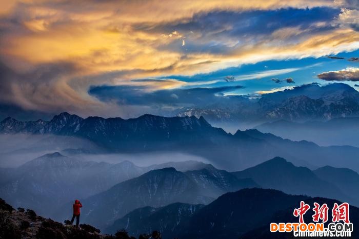 摄影家镜头里的牛背山：《极目远眺》 康锐平 摄