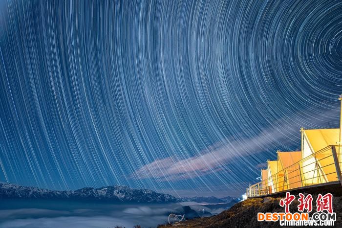 牛背山顶的星轨 刘康仁 摄