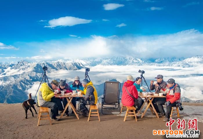 牛背山顶摄影家们的早餐。 刘国兴 摄