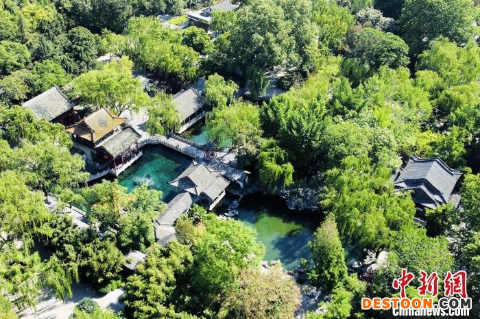 5月1日上午，山东济南，鸟瞰天下第一泉景区趵突泉景区。 曲寓直 摄