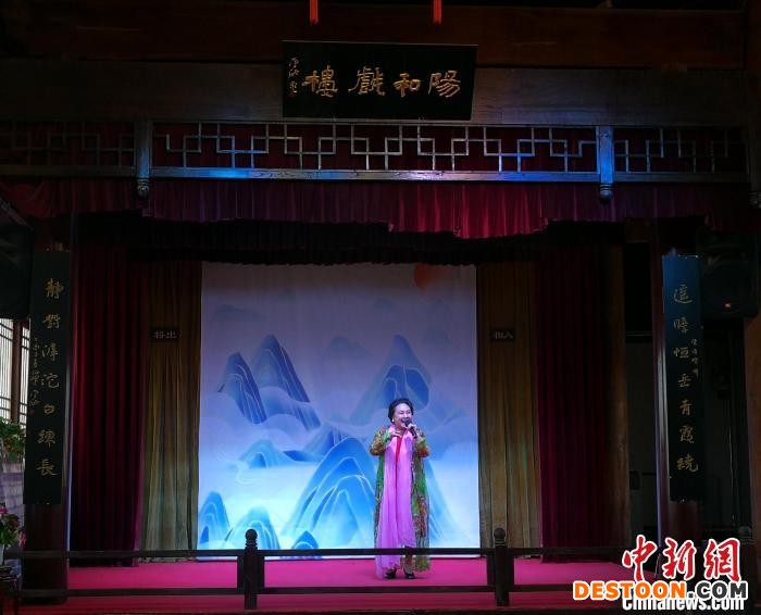 “二度梅”获得者刘秀荣献唱 俱凝搏 摄