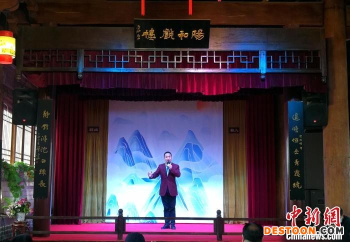 “梅花奖”获得者邱瑞德献唱 俱凝搏 摄