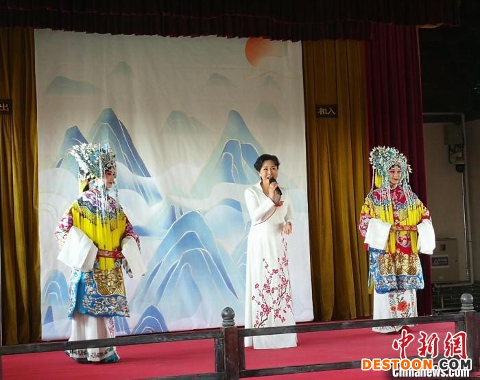 “梅花奖”获得者彭蕙蘅(中)献唱 俱凝搏 摄