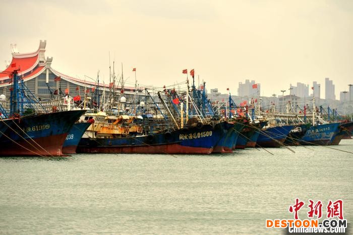 5月1日，休渔渔船停靠在福建平潭东澳中心渔港。 张斌 摄
