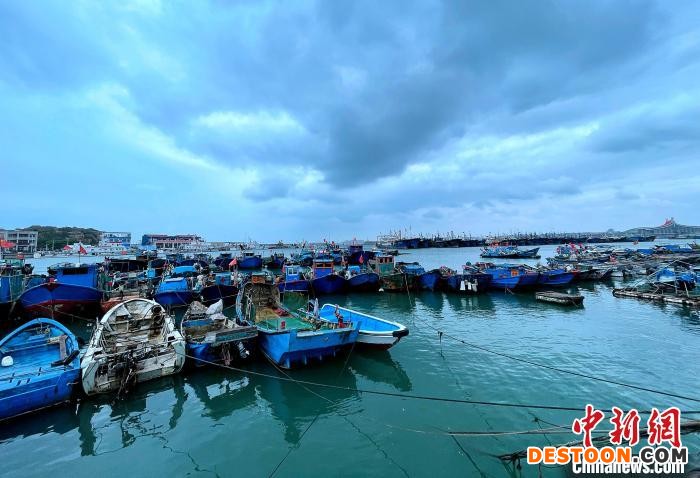5月1日，休渔渔船停靠在福建平潭东澳中心渔港。 张斌 摄