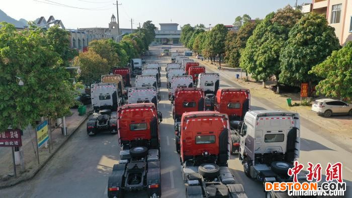 重型卡车“大军”在水口口岸等待通关。 农基椿 摄