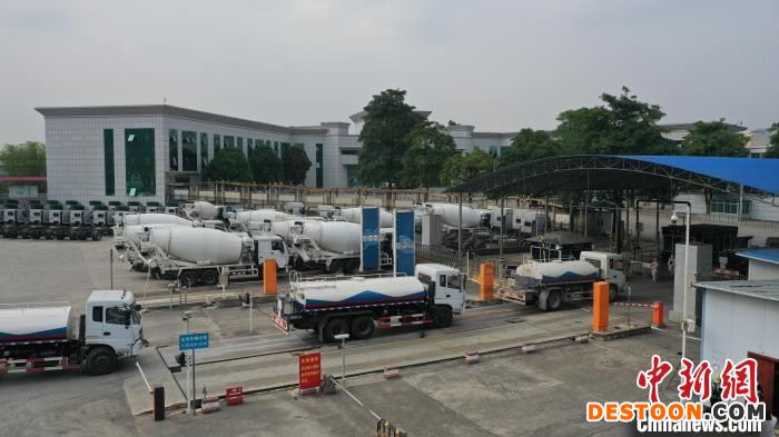 重型卡车正在进行各项查验工作。 农振华 摄