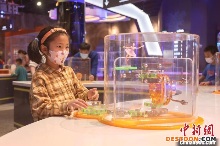 图为一位儿童在江西省科技馆内体验趣味装置。 刘力鑫 摄
