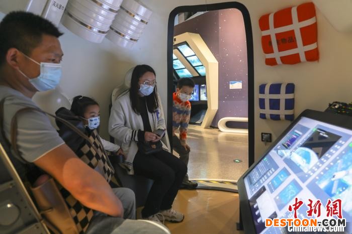 图为一位市民在江西省博物馆内用手机拍摄展览。 刘力鑫 摄