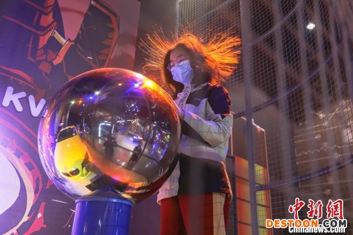 图为一位市民在江西省科技馆内体验“怒发冲冠”装置。 刘力鑫 摄