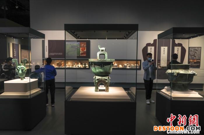 图为市民在江西省博物馆内观看展览。 刘力鑫 摄
