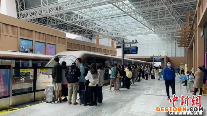 凤凰磁浮观光快线通车试营业。 湖南轨道集团 供图