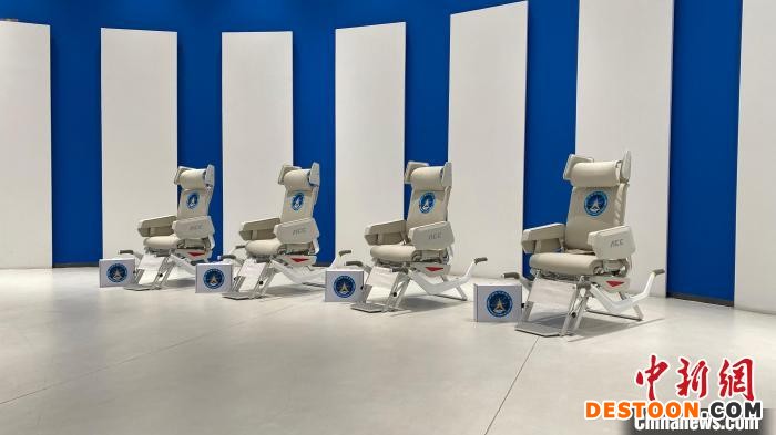 无限空间为神舟十三号航天员定制的专用座椅。