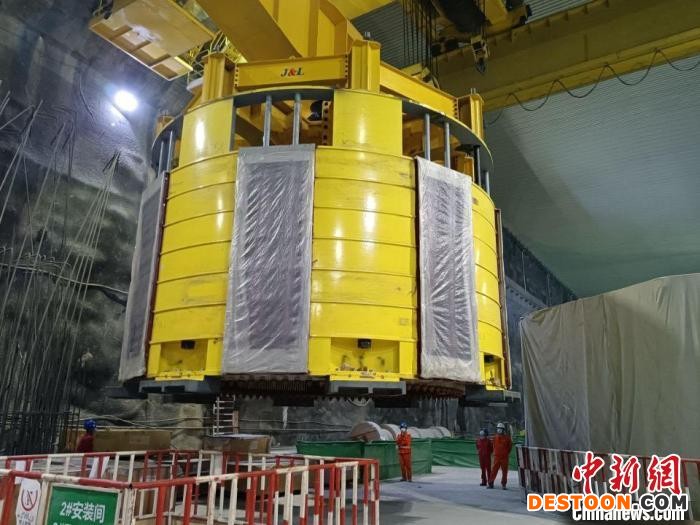 巴基斯坦SK水电站第三台机组定子吊装中。 葛洲坝机电公司供图