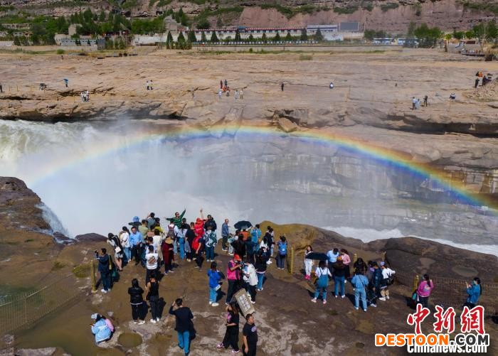 图为壶口瀑布吸引了不少游客。 杨峰 摄