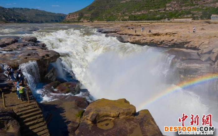 图为气势磅礴的壶口瀑布。 杨峰 摄