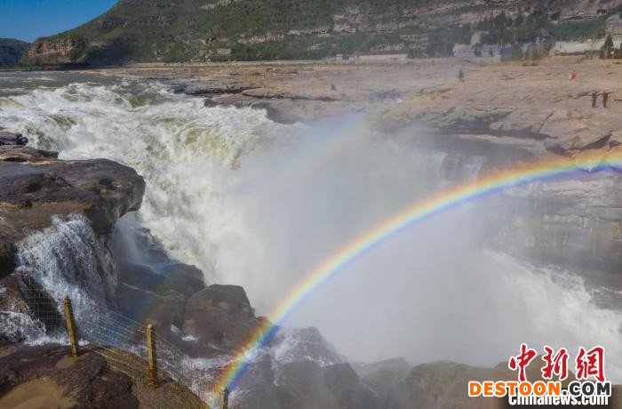 图为气势磅礴的壶口瀑布。 杨峰 摄