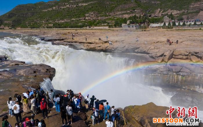 图为壶口瀑布吸引了不少游客。 杨峰 摄