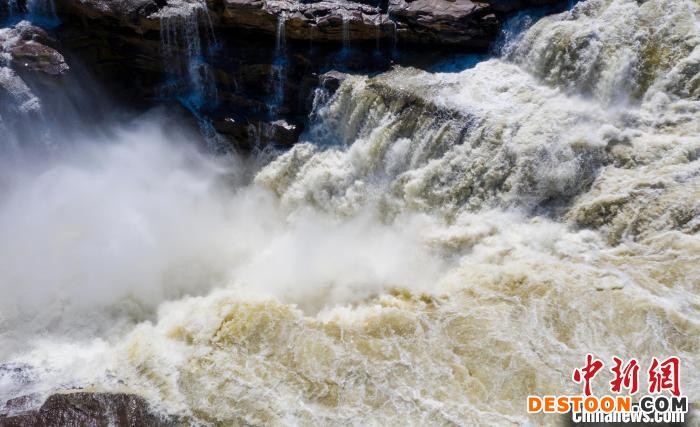 图为气势磅礴的壶口瀑布。 杨峰 摄