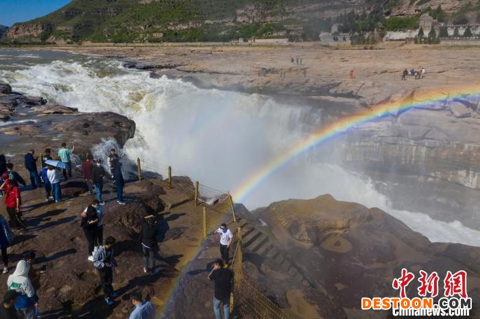 图为气势磅礴的壶口瀑布。 杨峰 摄