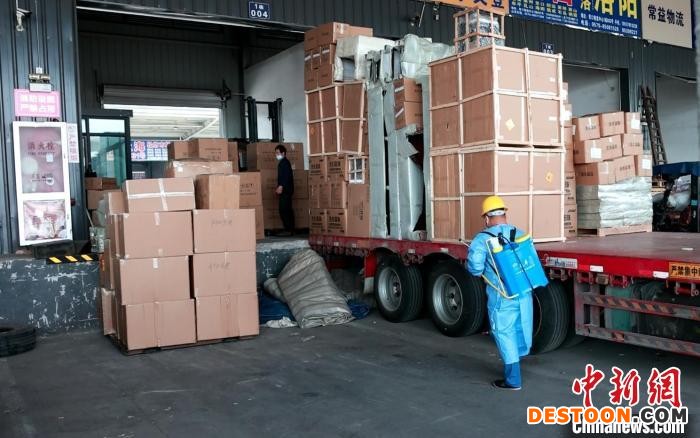 义乌一物流园工作人员对车辆及货物进行消杀作业。 金家明 摄