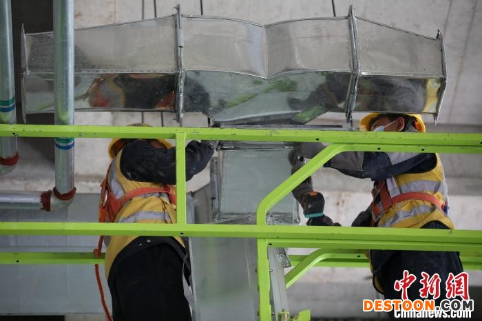 工人正在施工。 衣冠超 摄