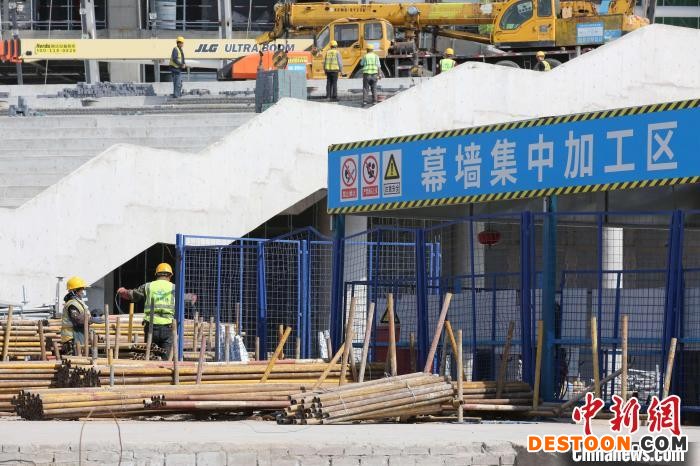 2023年亚洲杯青岛青春足球场施工现场。 衣冠超 摄