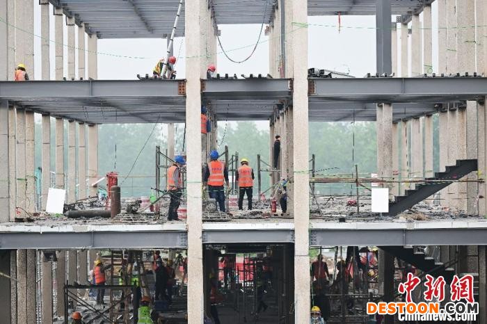 “五一”假期期间，500多施工人员在施工地上坚守岗位。 刘玉才 摄