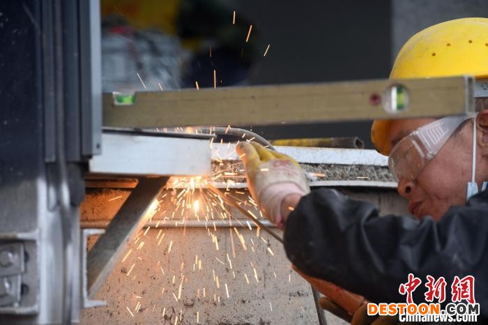 工人进行焊接施工。 蒋雪林 摄