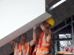 联通东盟的南凭高铁南崇段站房建设近尾声 五一假期建设忙