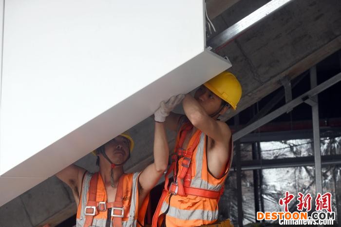 工人在站房内施工。 蒋雪林 摄