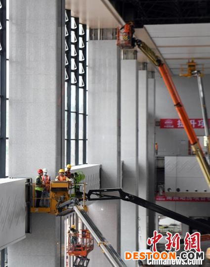 工人在站房内施工。 蒋雪林 摄
