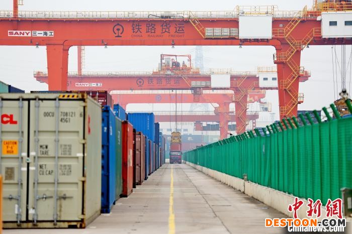 义乌铁路口岸集装箱装运现场。 王建明 摄