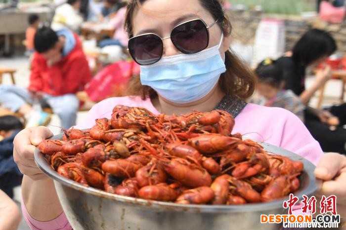 自己烹饪一盘小龙虾，美美地大快朵颐。 桂宝林 摄