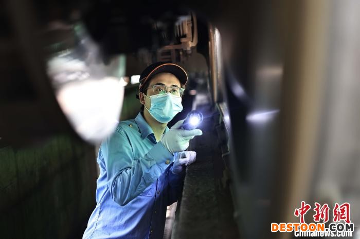 杜万森检查列车。