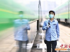 重庆：“90后”铁路夫妻档 用“爱”守护列车安全