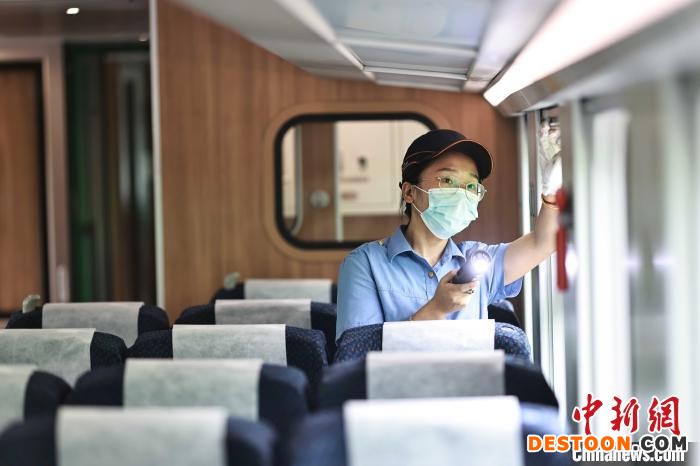 何丽娟正在检查列车设备。 苏志刚 摄